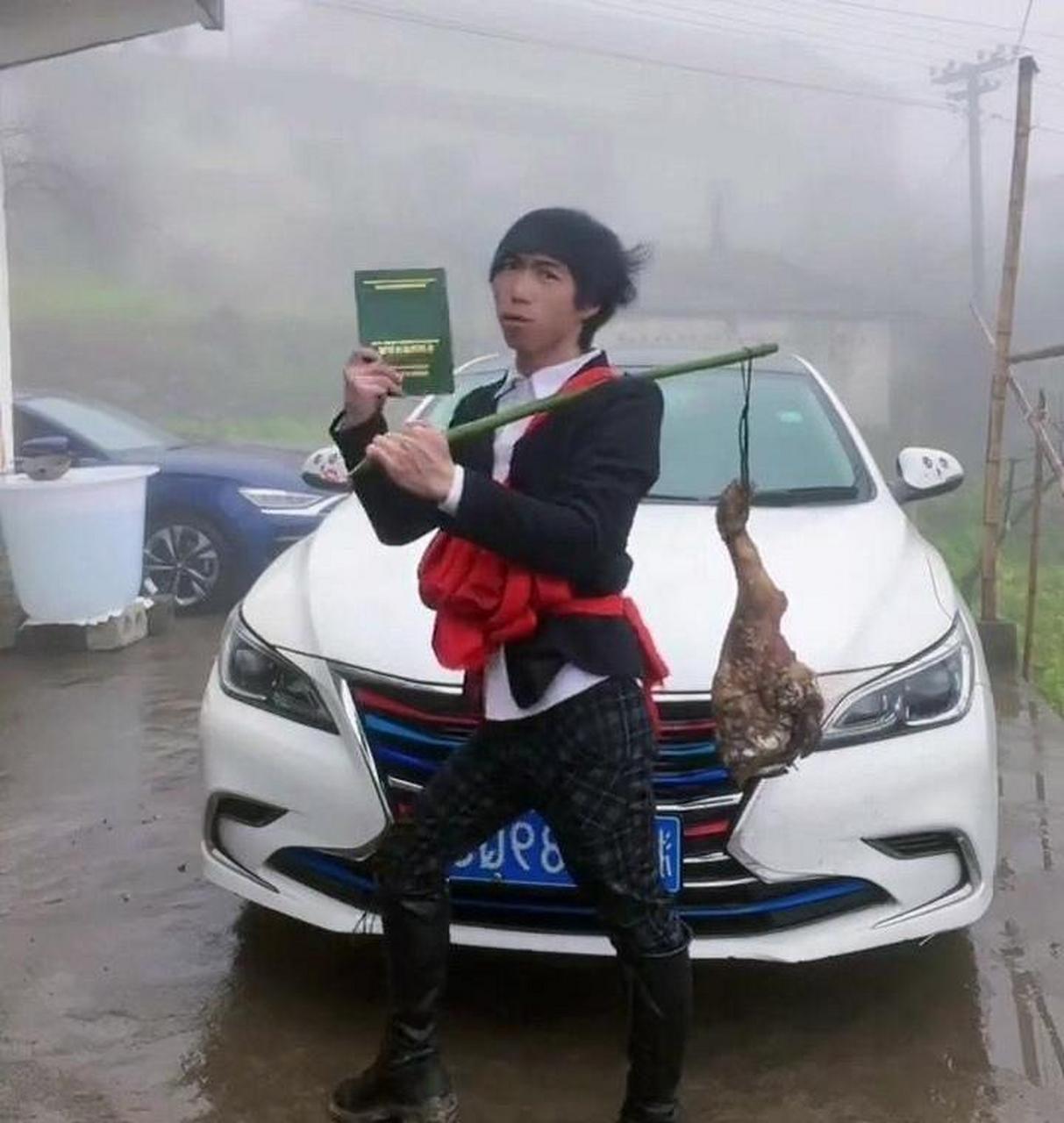 邻居小伙全款提了新车,他的心情是真不错 #搞笑趣味图