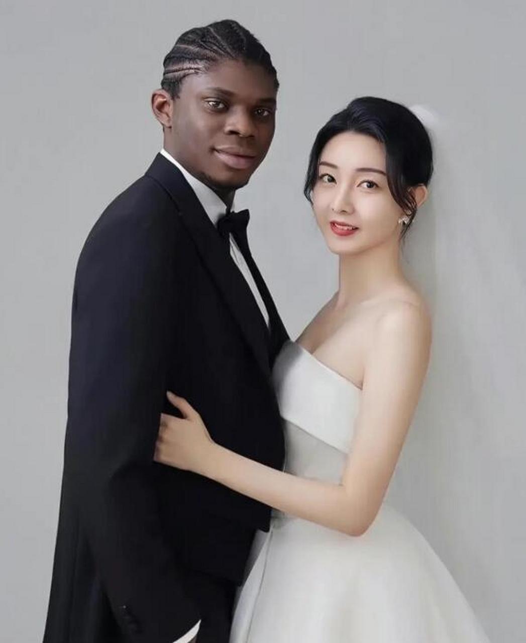 这位19岁漂亮的女大学生,竟然和黑人结婚了.