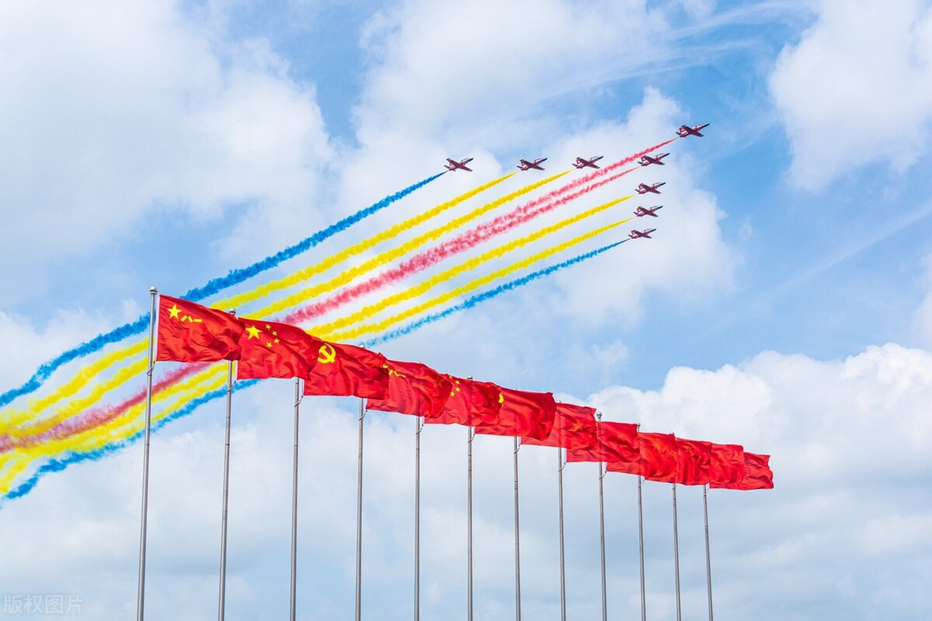 近日,空军航空大学"天之翼"飞行表演队在空军长春机场圆满完成最后一