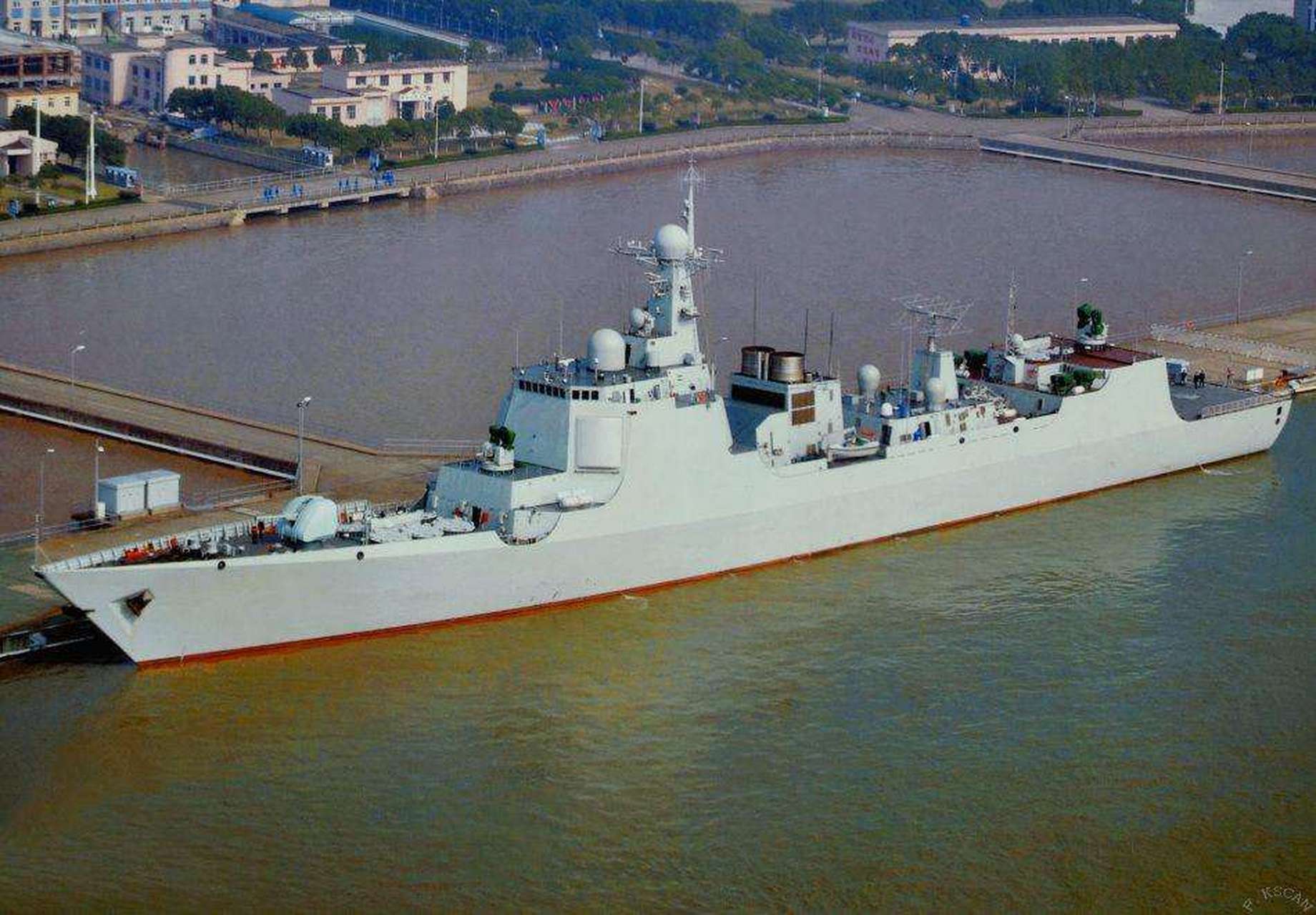 2003年中旬,中国052c型导弹驱逐舰首舰兰州舰下水,这是中国海军第一艘