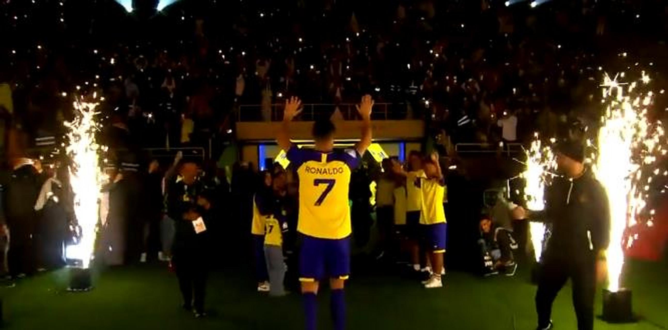 c罗身披7号亮相,球场烟花绚烂,球迷山呼海啸