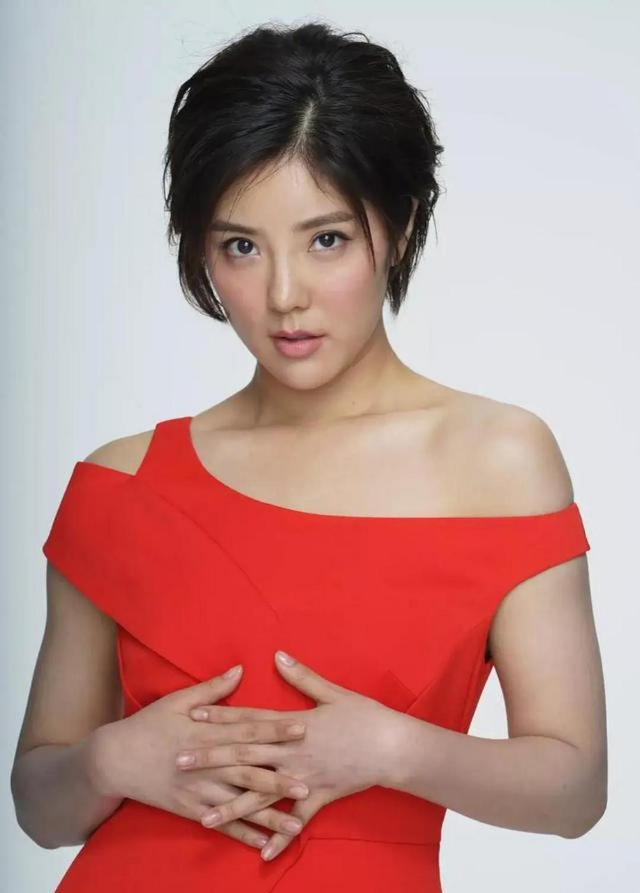 赵奕欢一袭红裙美丽奢华有内涵的女神