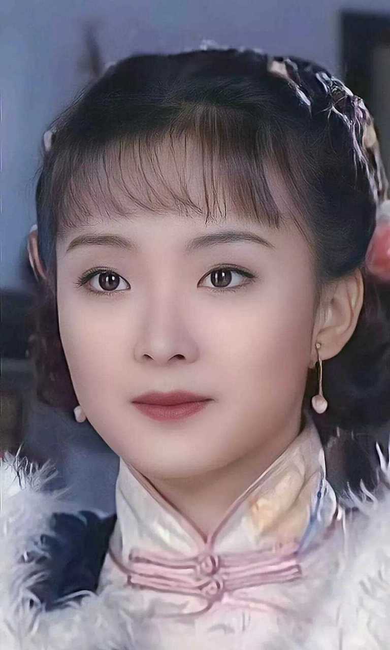 王艳年轻时民国古装造型,面如玉盘光亮皎洁,眼如秋水般剔透