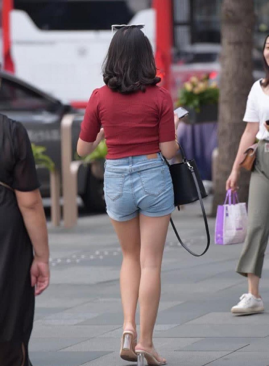 微胖美女的穿搭,选择包臀连衣裙,苗条显瘦,自信大方