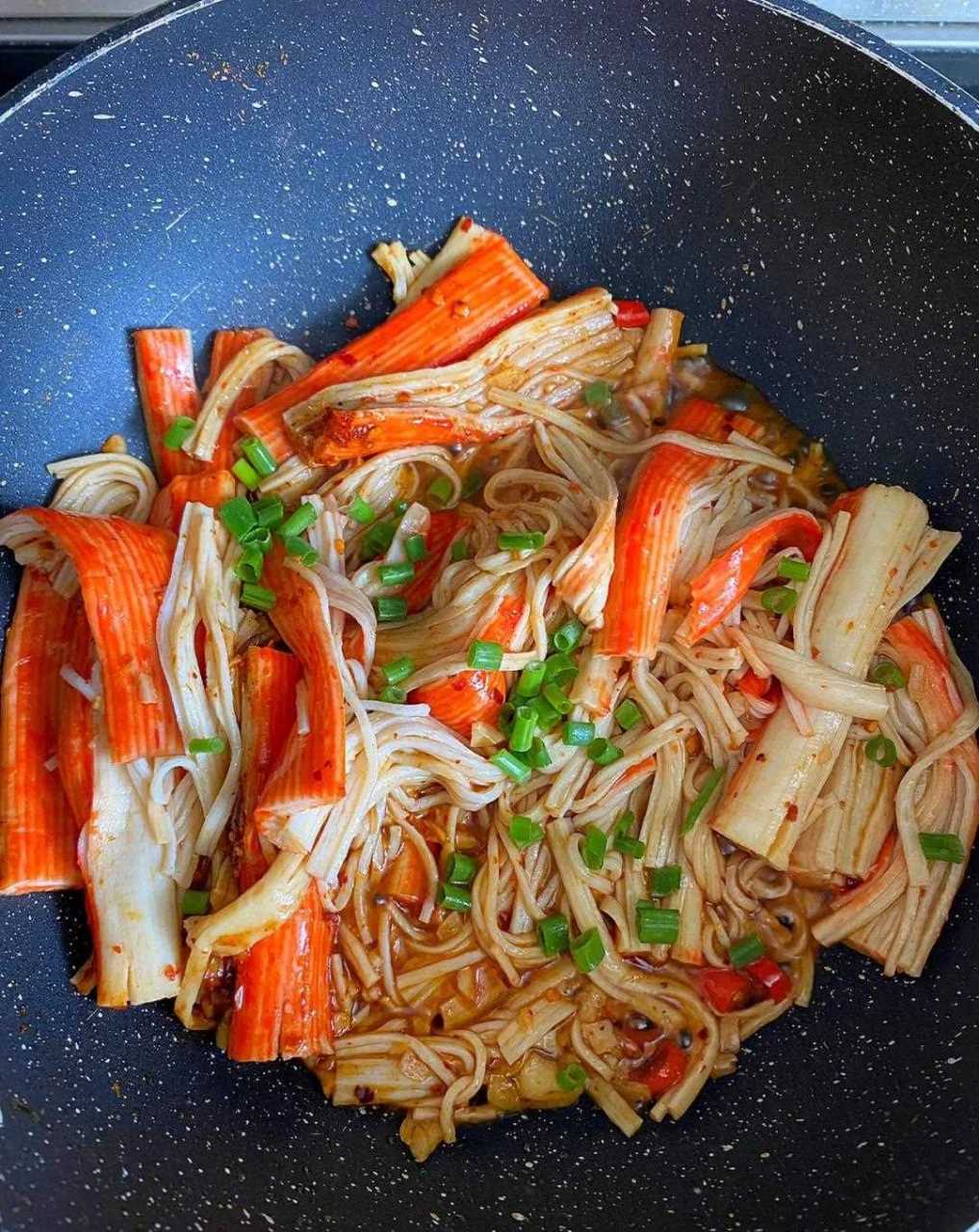 每次都吃不够,今天做的这个爆炒蟹柳真的是吃完了还意犹未尽!