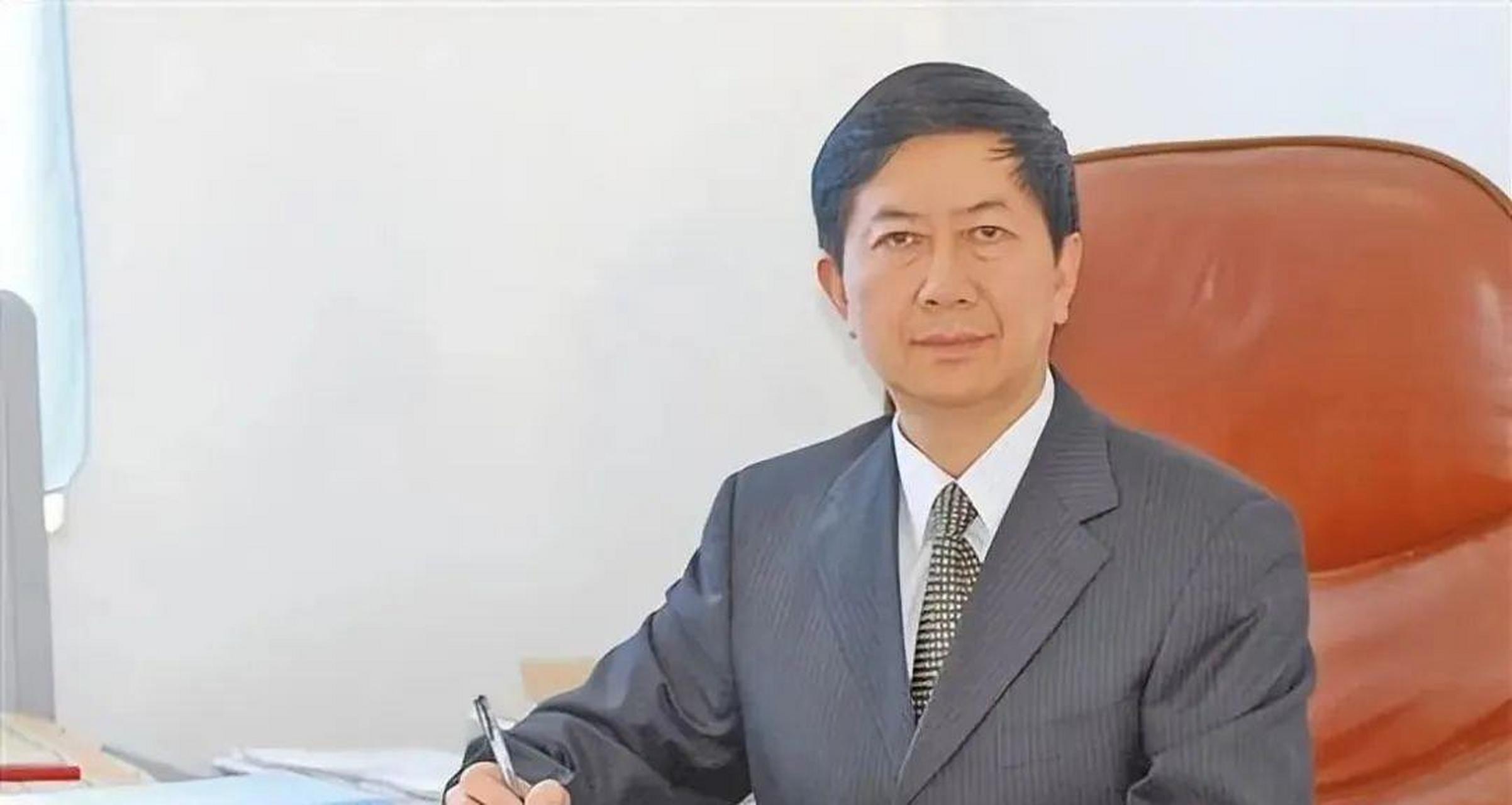 钟子俊作为文山州第一中学的校长,教书育人,为人师表,涉嫌严重违纪