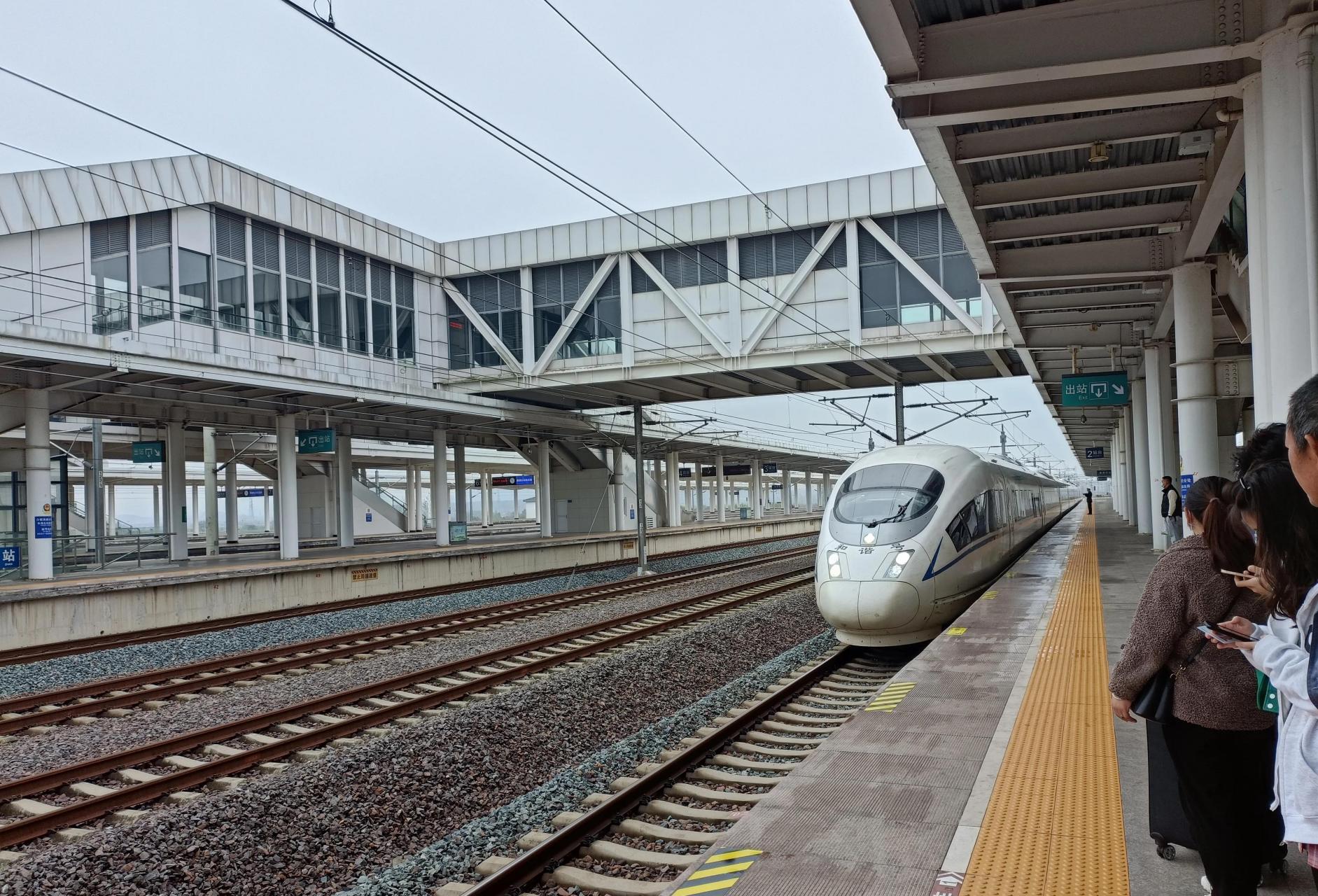 巢湖东站开通后,巢湖站客流下降很多,每天发送旅客1千多人,多时也就2