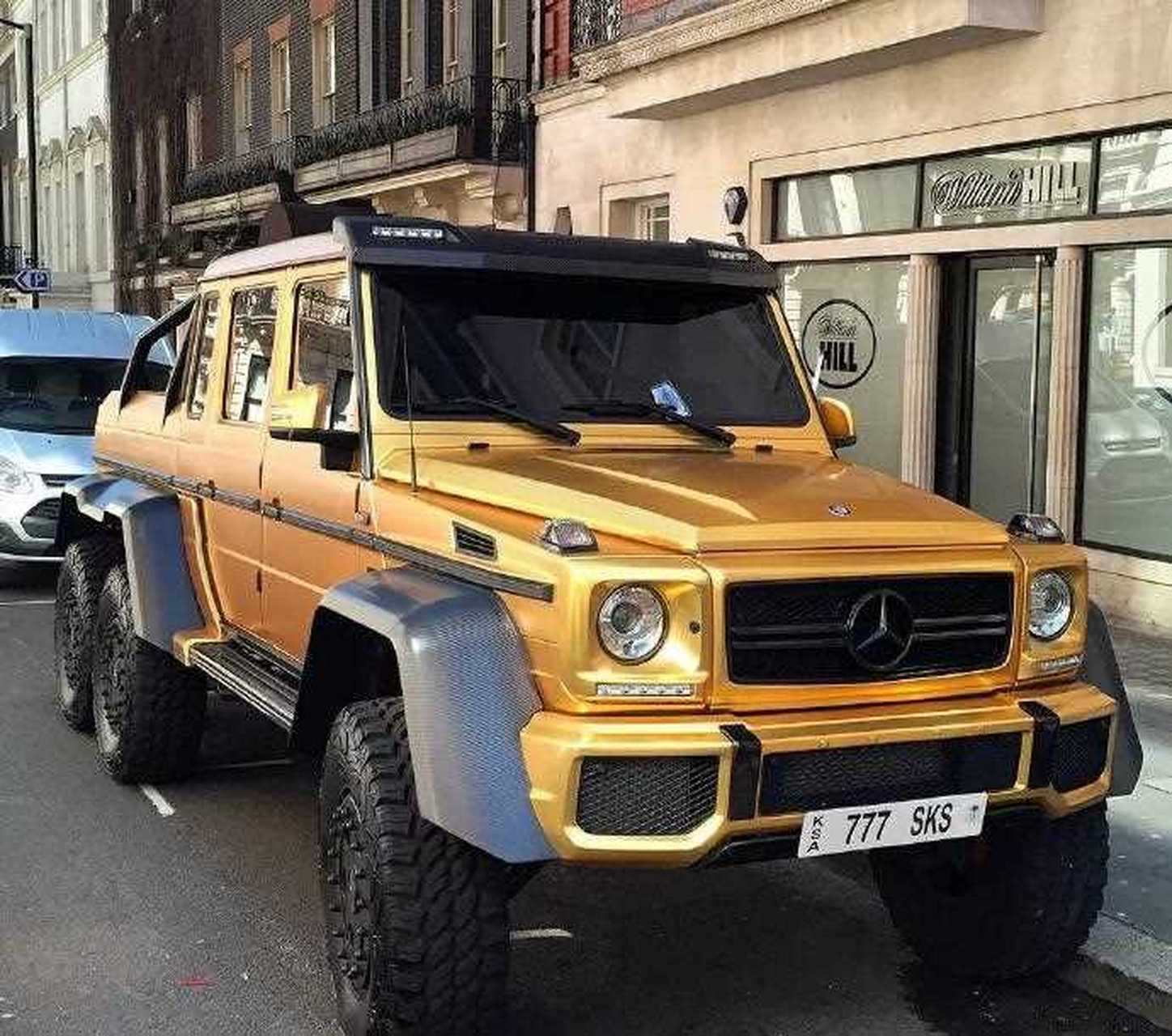 土豪金奔驰g63 6x6[戴口罩]