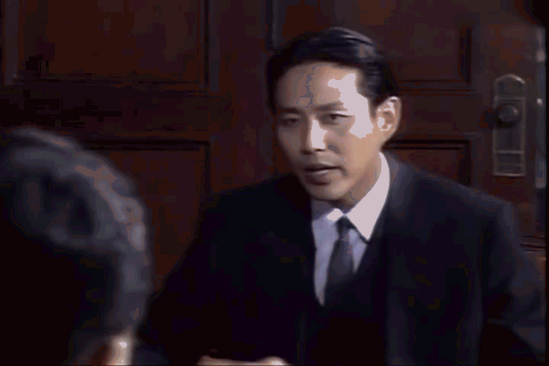 陈道明gif:早期的《末代皇帝》,还是《康熙王朝》中的康熙,经典角色都