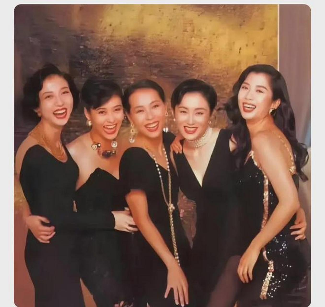 在80年代,香港影坛最出色的几位女星聚在一起合影,其中包括叶玉卿