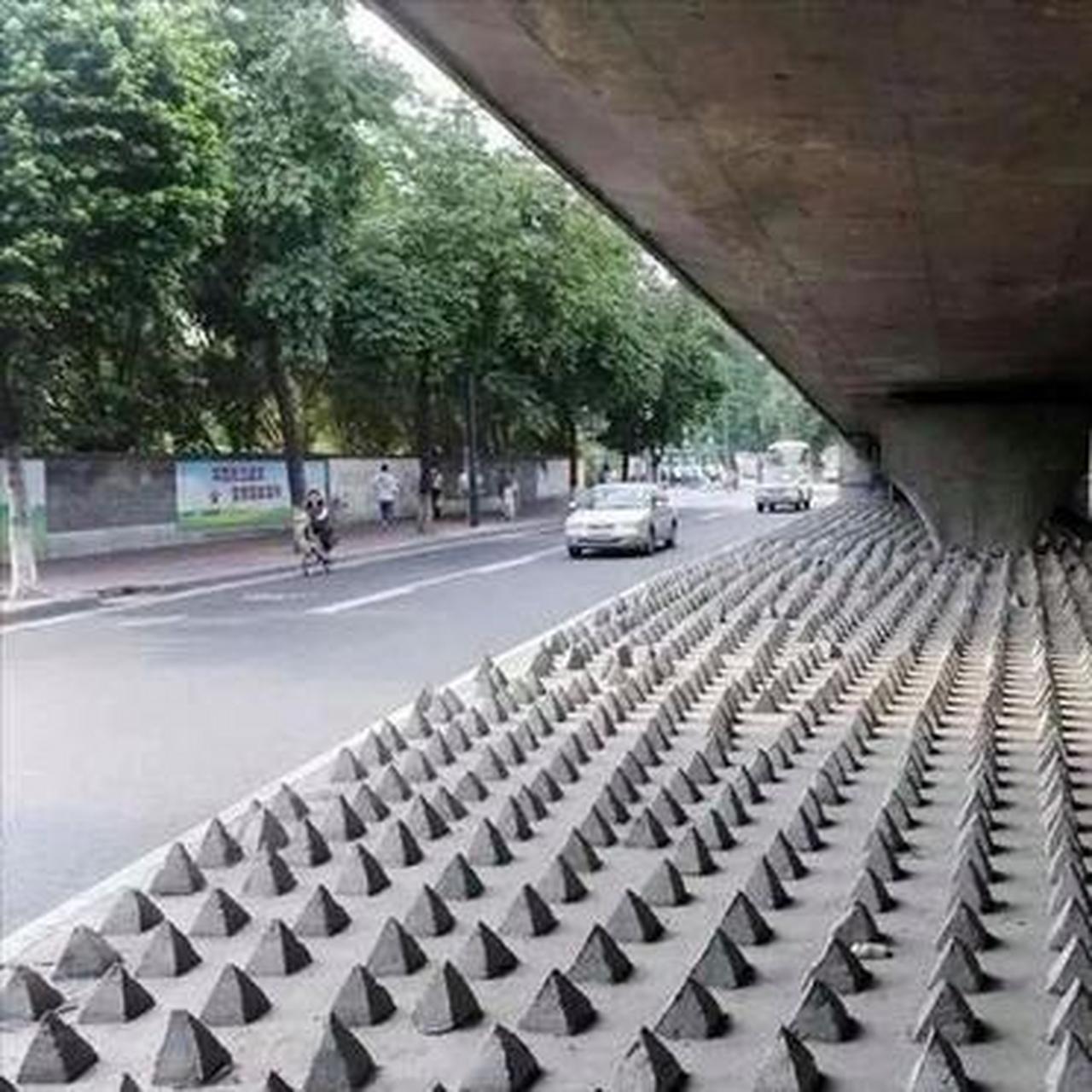 桥下弄这么多锥子是干嘛的啊