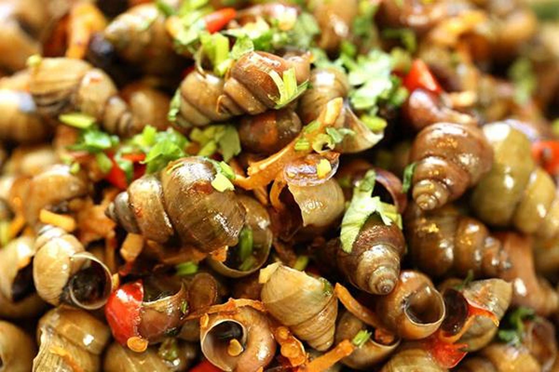 爆炒螺蛳,个头虽然比较小,但是螺蛳的肉头是非常嫩的,吃起来有韧劲.