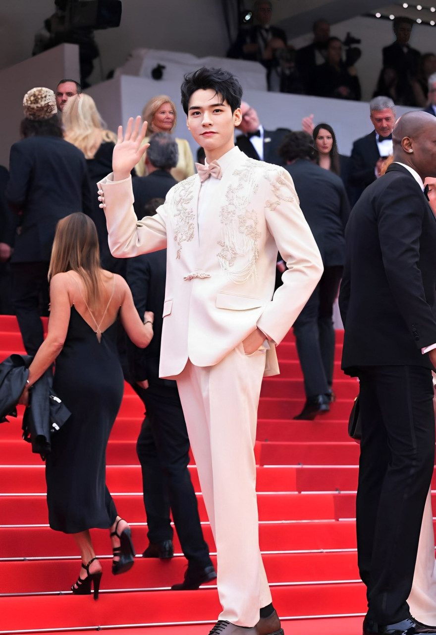 龚俊出现在红毯戛纳电影节上,穿着中国风珠刺绣套装和帅又的特征.