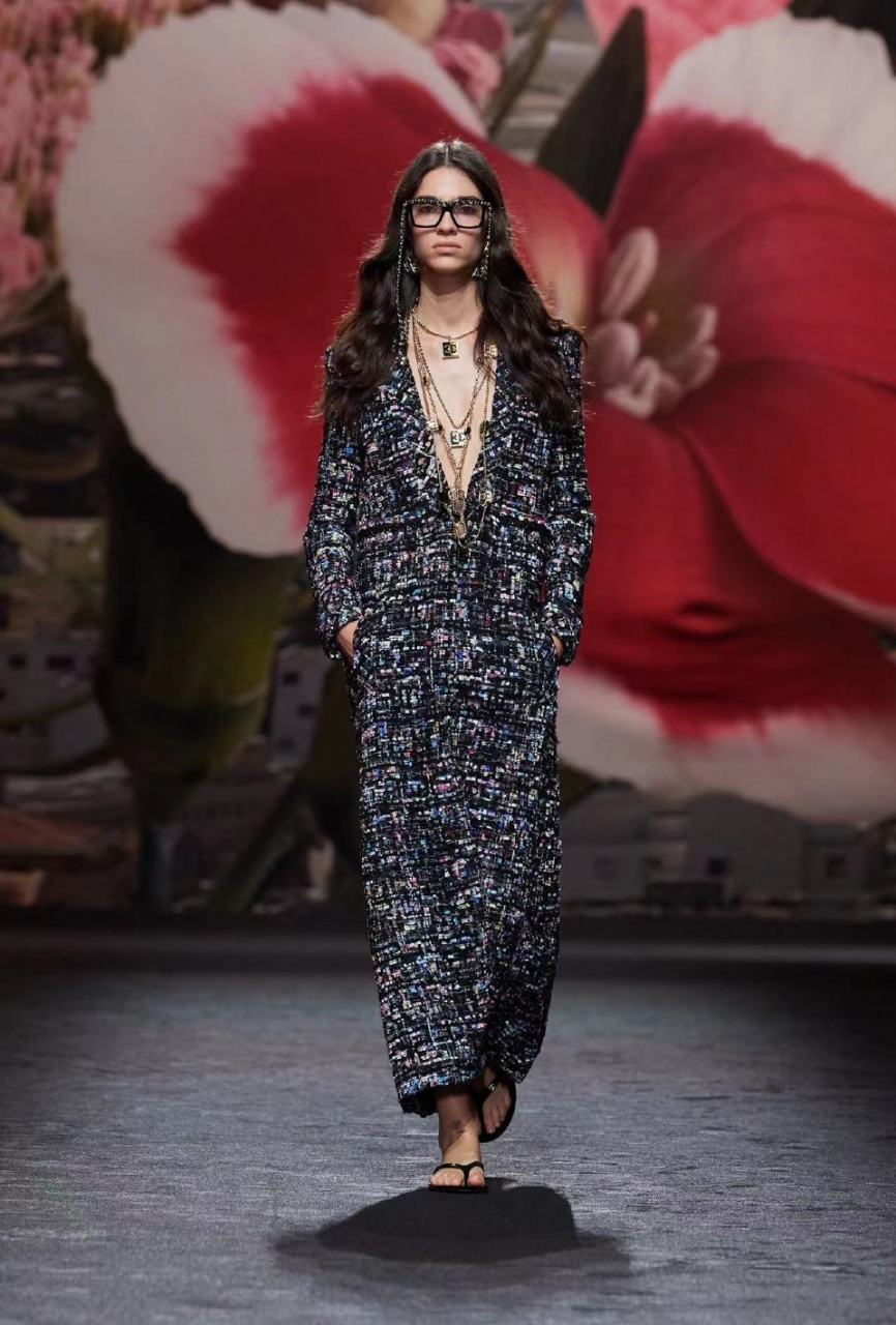 金型女 气场全开 香奈儿2024春夏系列职场穿搭参考.