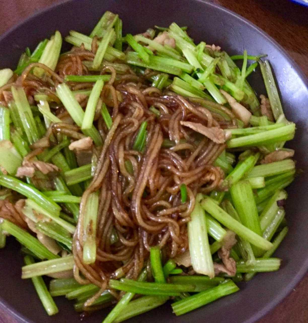 晚饭主食蒸发糕,仨菜 炒肉芹菜粉,大头菜炒鸡蛋,炝拌菜花 又是满满的