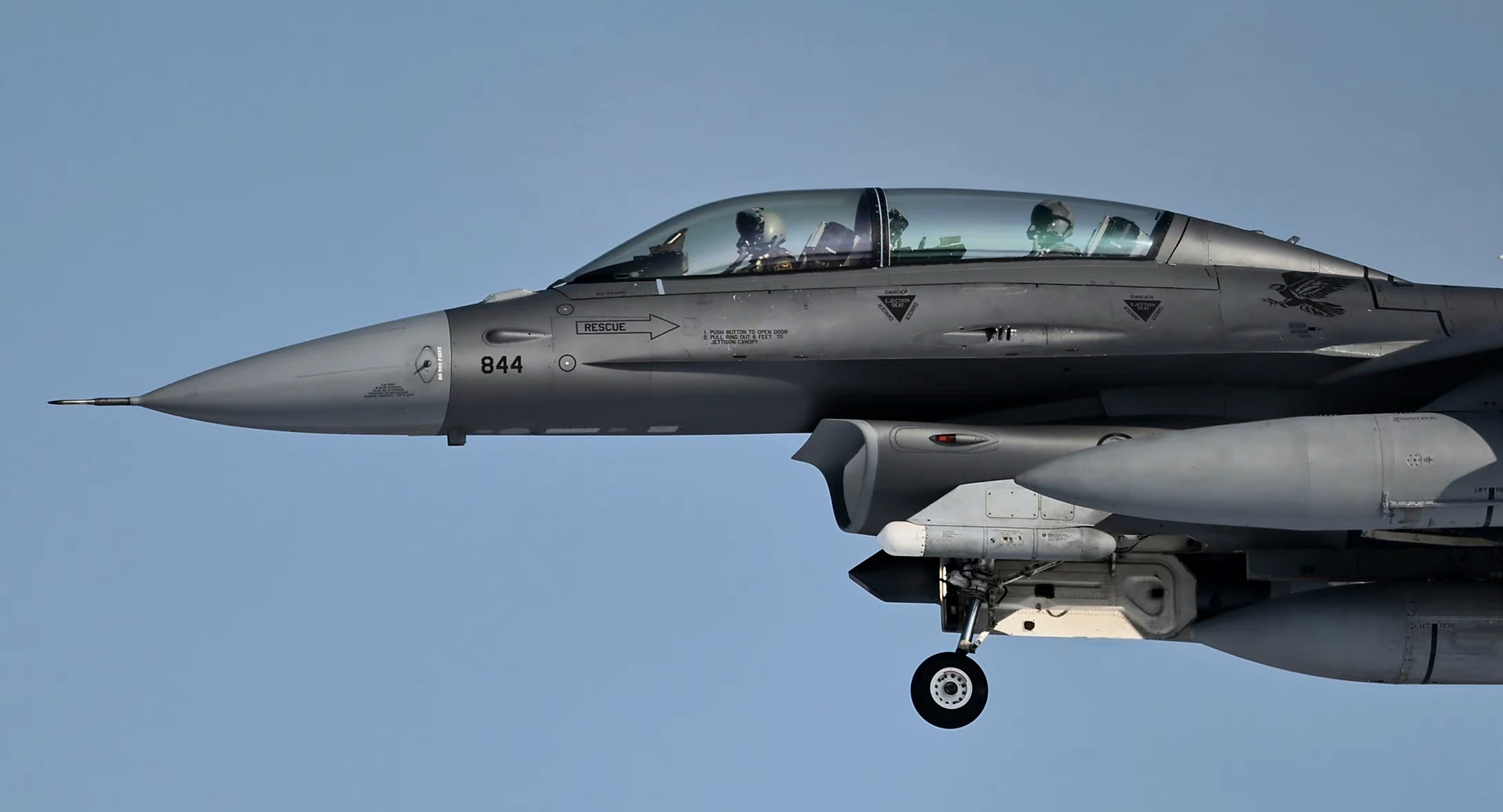 看了最近几年美国空军的新闻,美国本土的f-16战斗机很多已经换装了