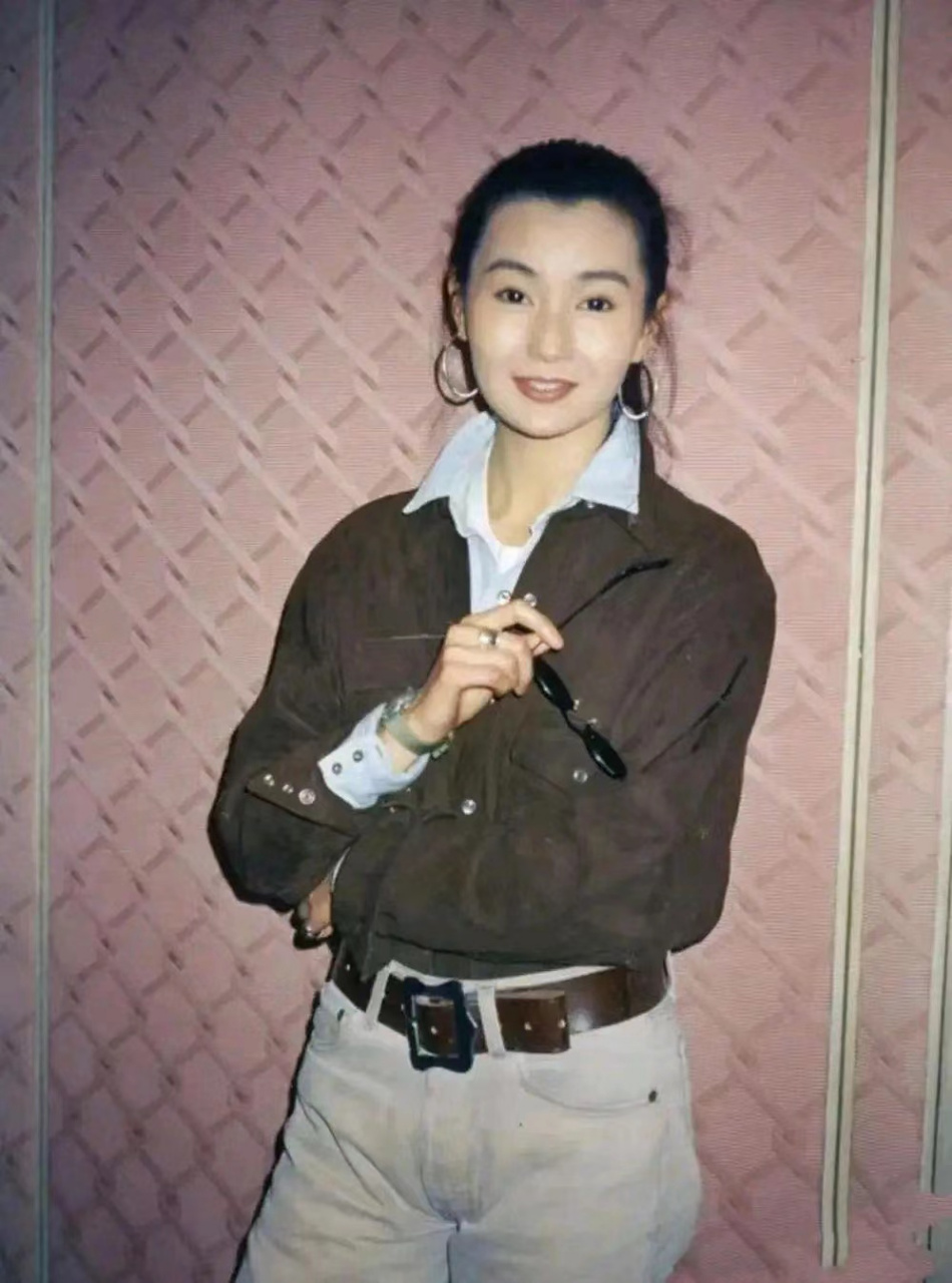 张曼玉年轻时也是妥妥的"时尚达人",皮衣豹纹墨镜,这些时尚单品她早在