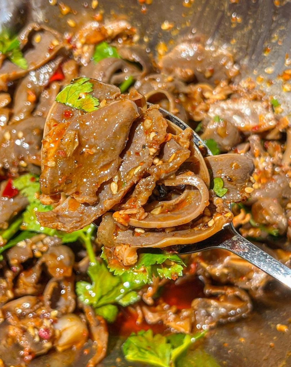 香菜拌鸭胗!香辣过瘾,脆脆的!很入味!比店里的还好吃!越嚼越香的那种!