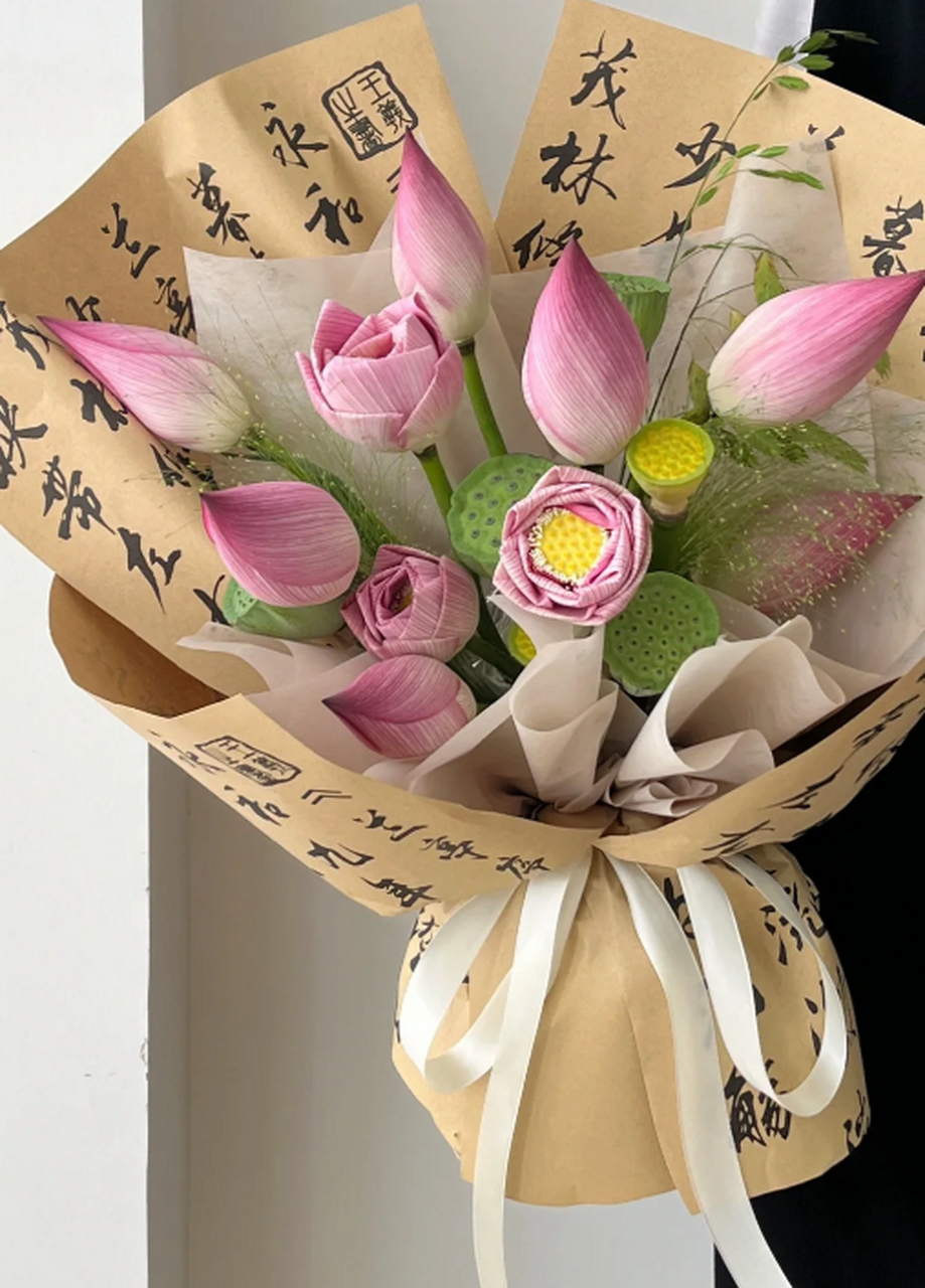 国风荷花莲蓬花束:荷花与莲蓬的完美融合 国风荷花莲蓬花束,将荷花与