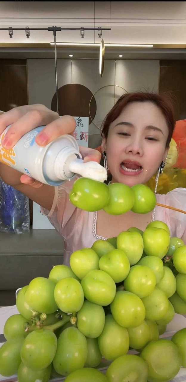 同时,密子君也在镜头前为大家解锁阳光玫瑰葡萄新吃法,将葡萄穿成串