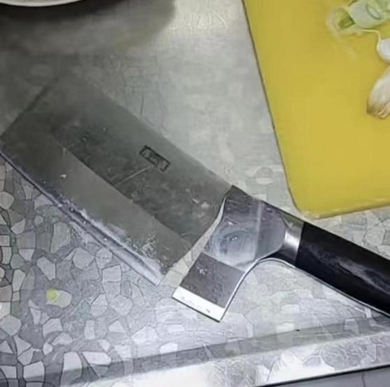 近日,又有网友发视频称,用张小泉菜刀拍蒜的时候,出现了断刀的情况