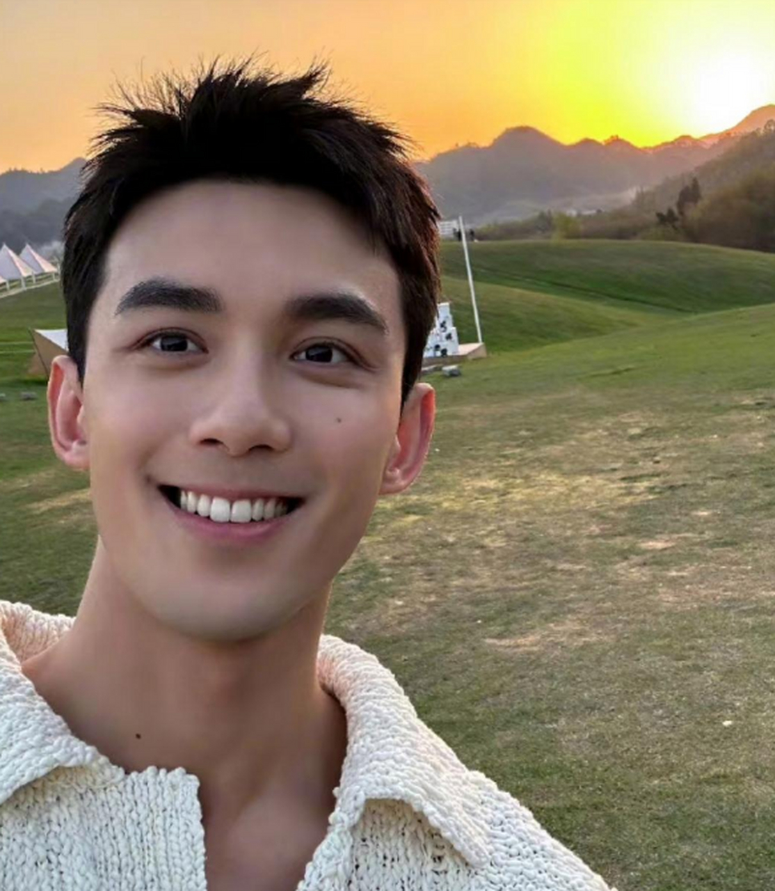 吴磊迎着夕阳自拍宠粉,牙齿也整齐洁白,他笑起来太阳光了,帅气有型.