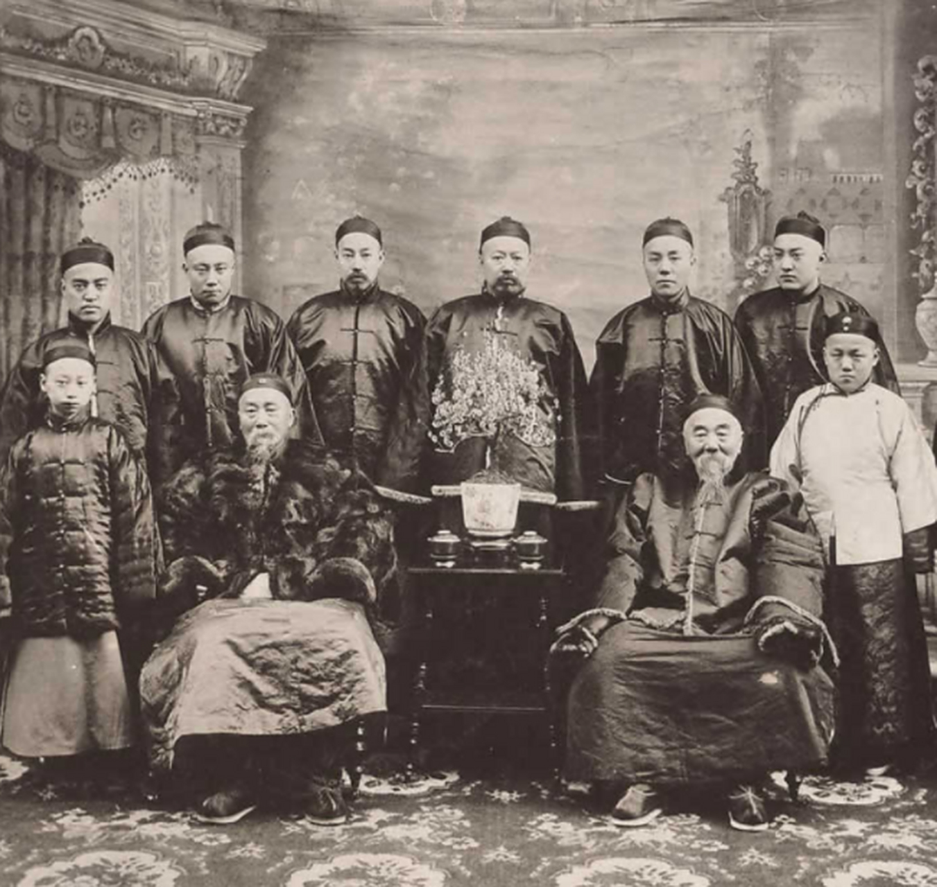 清朝老照片:图为晚清年间一个满族家庭的老照片