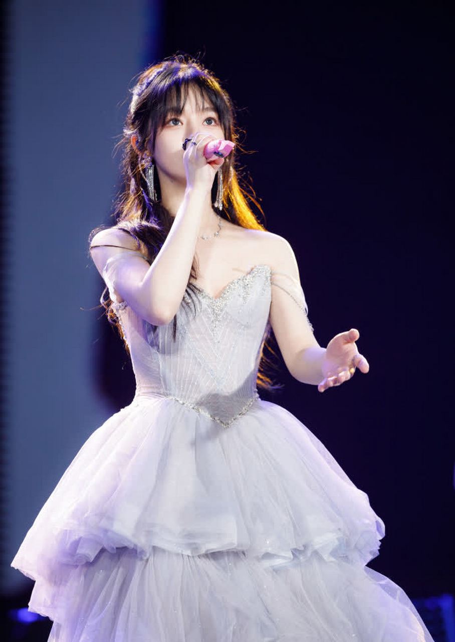 星闻#,   黄霄云真是一位颜值与实力兼备的歌手,这次的麦克风都是