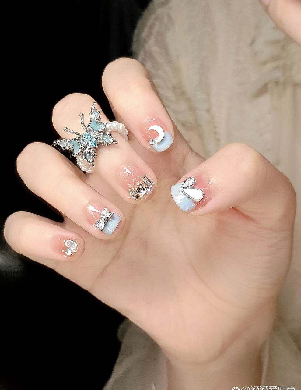 夏日天蓝色镶钻法式美甲?