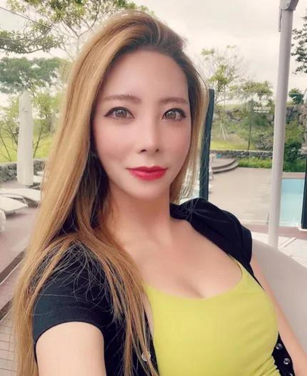 god 金泰宇老婆金爱丽,晒名牌包包和泳装照