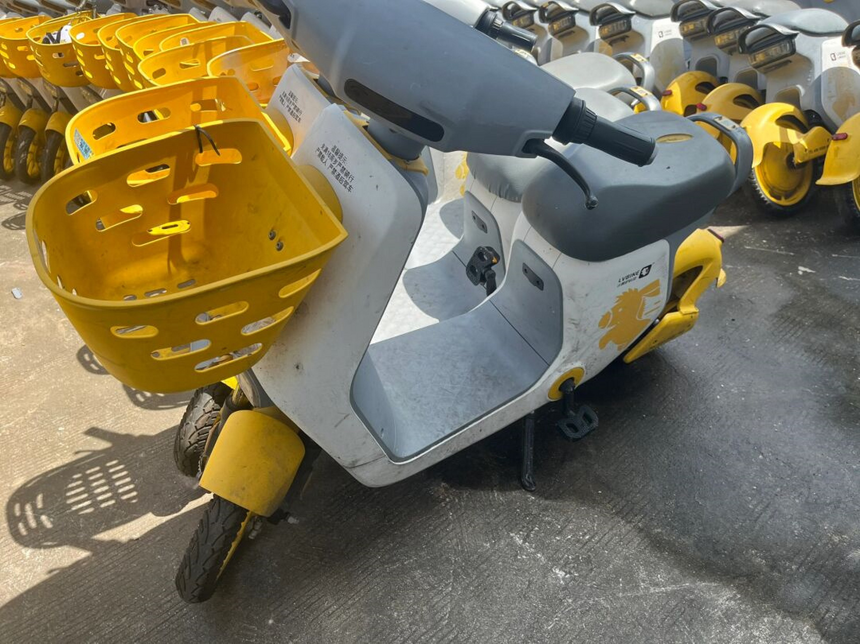 深圳也有共享电动车了  看到这密密麻麻的小黄 共享电动车应该快运行