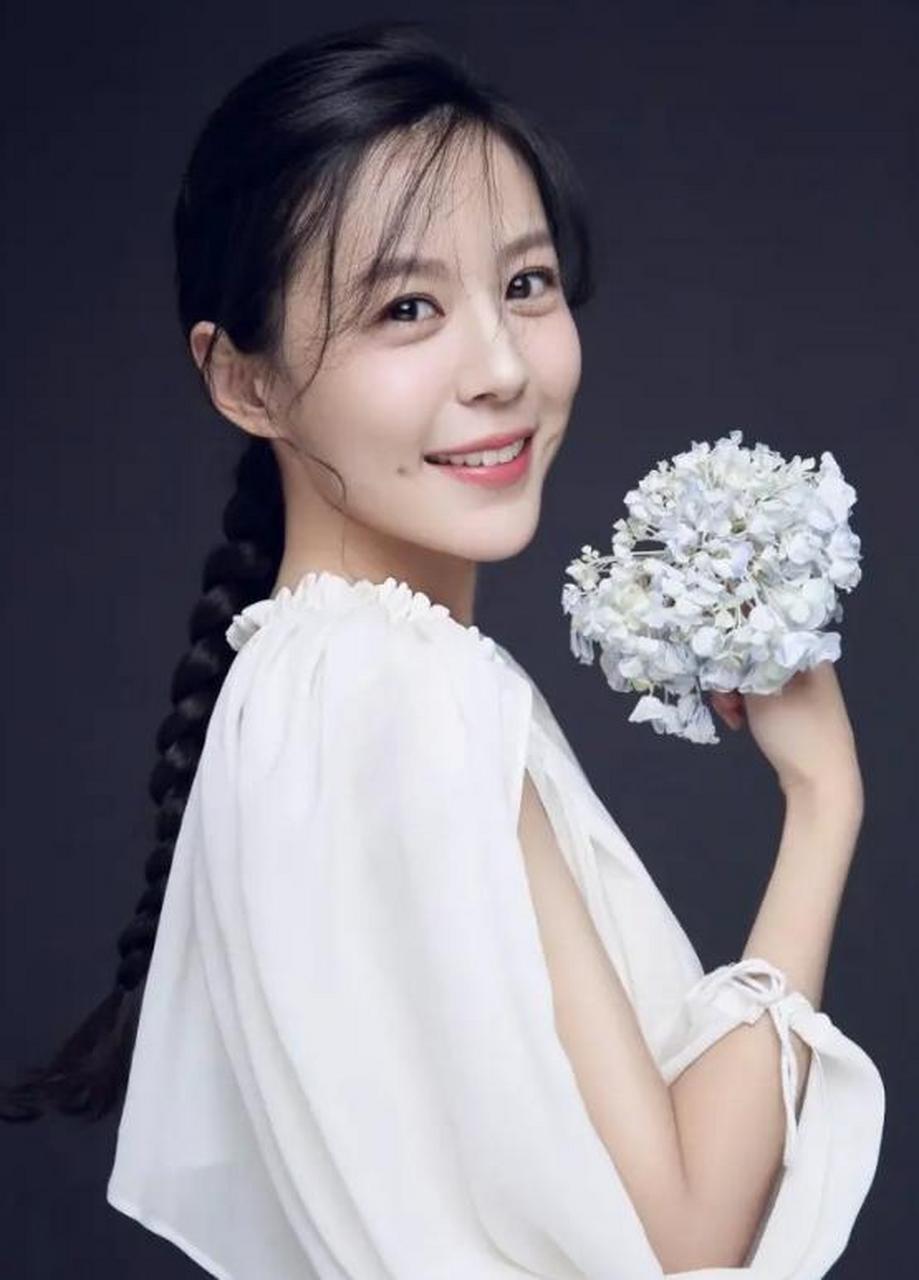 李金铭农村婚纱照# 9年前,李金铭为了工作参加了《明星到我家》盏档