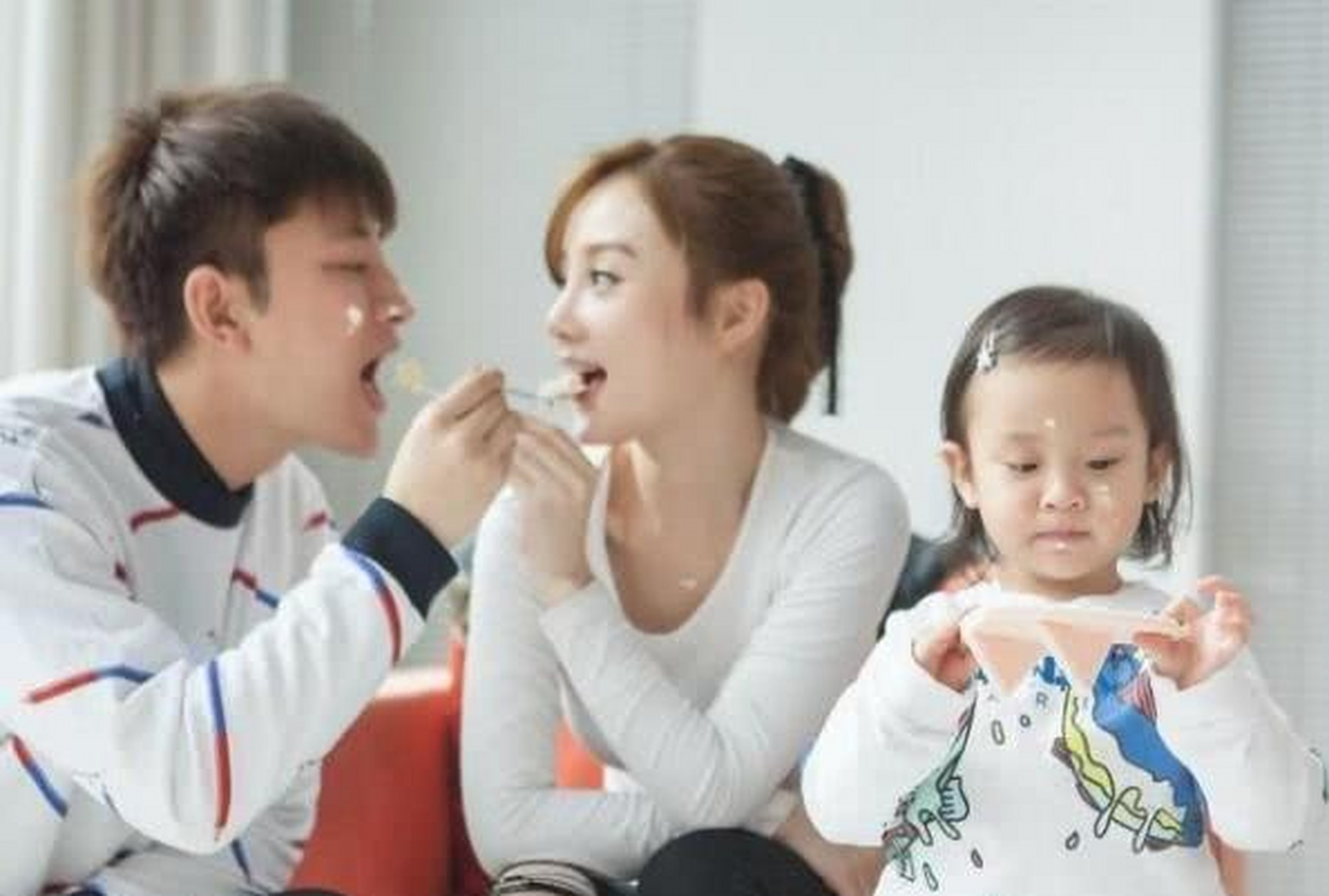 就在这件事情在网上传开之后,李小璐的直播助理李桃也开了一场直播,在