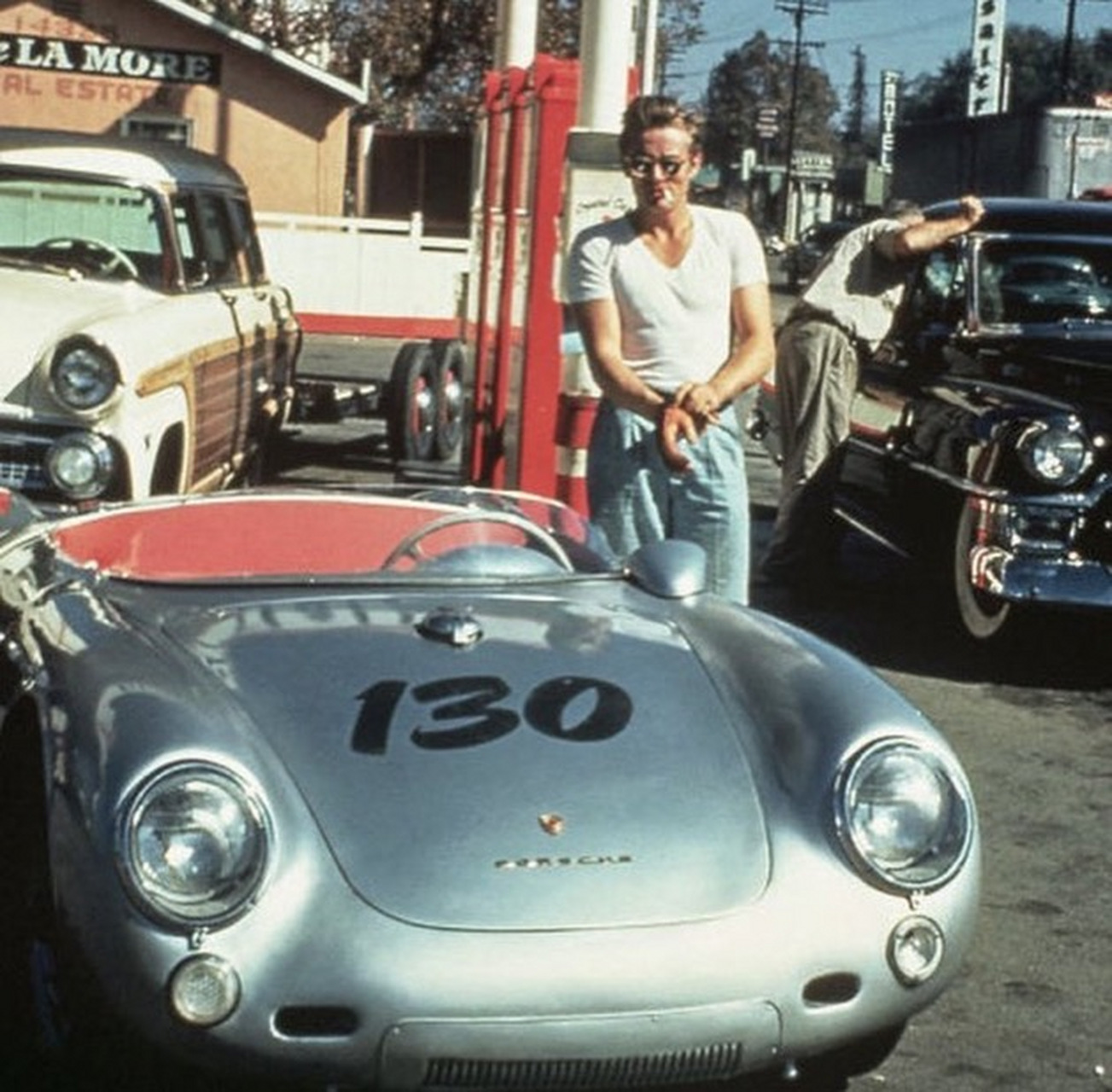 1955 年 9 月 30 日,詹姆斯·迪恩 (james dean) 在洛杉矶谢尔曼