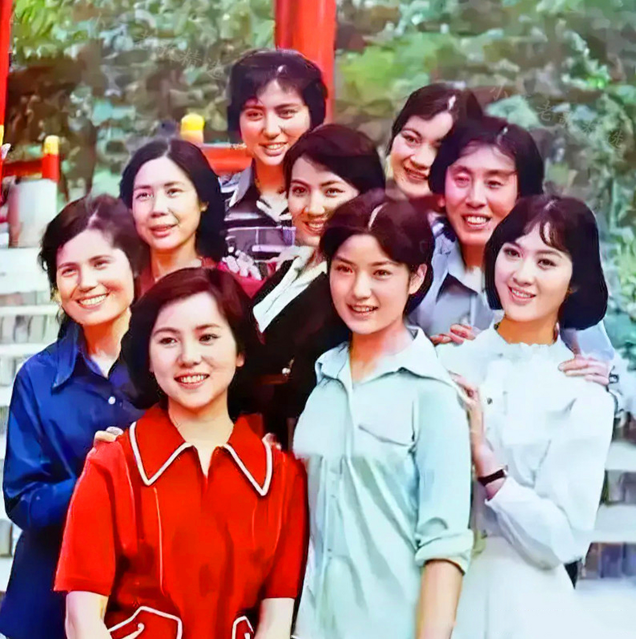 当年周润发,赵雅芝,黄日华好认,旁边这位戴大金表的是谁?