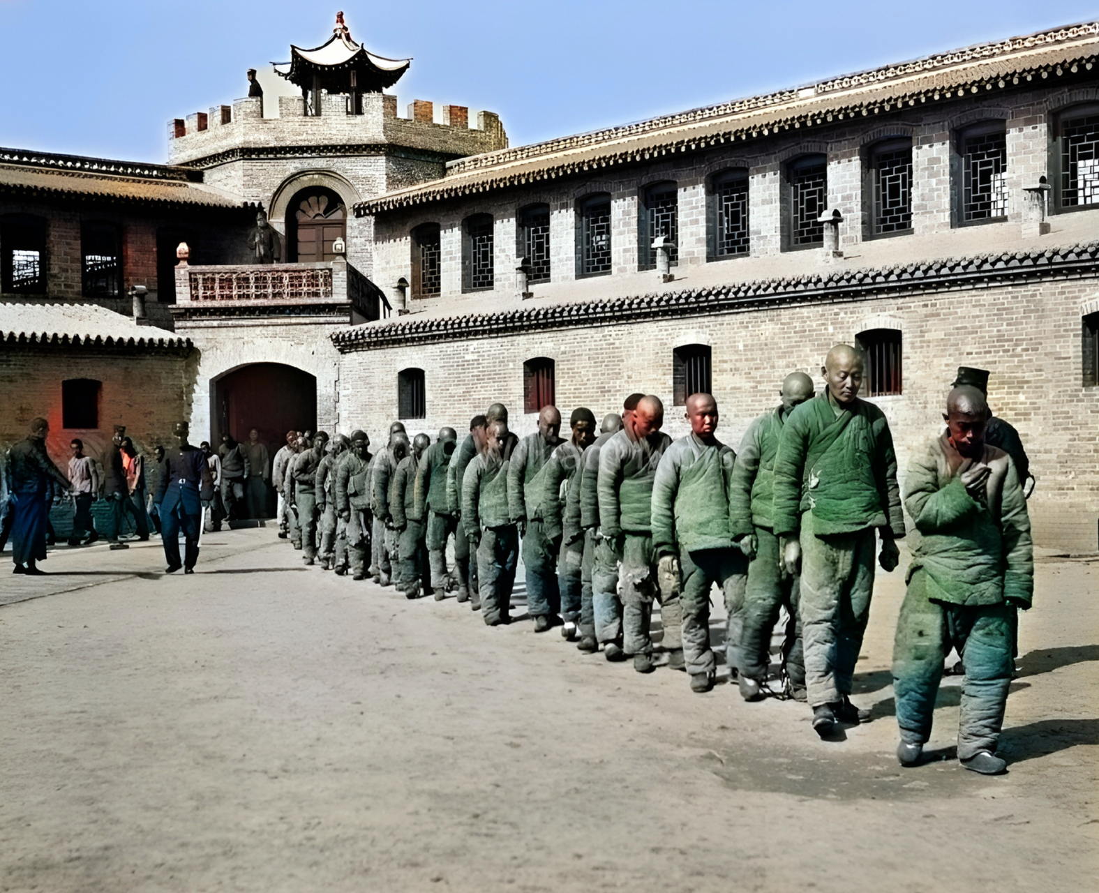 1922年,山西汾州的一所模范监狱内,一群犯人正坐在屋里认真地纳鞋底.