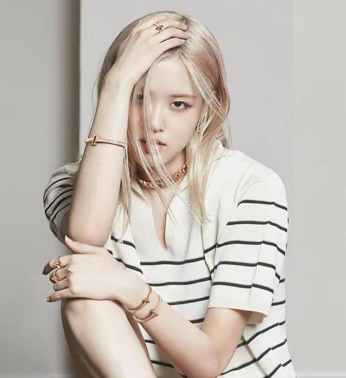 朴彩英登杂志拍摄性感唯美写真,黑白质感别有一番味道.