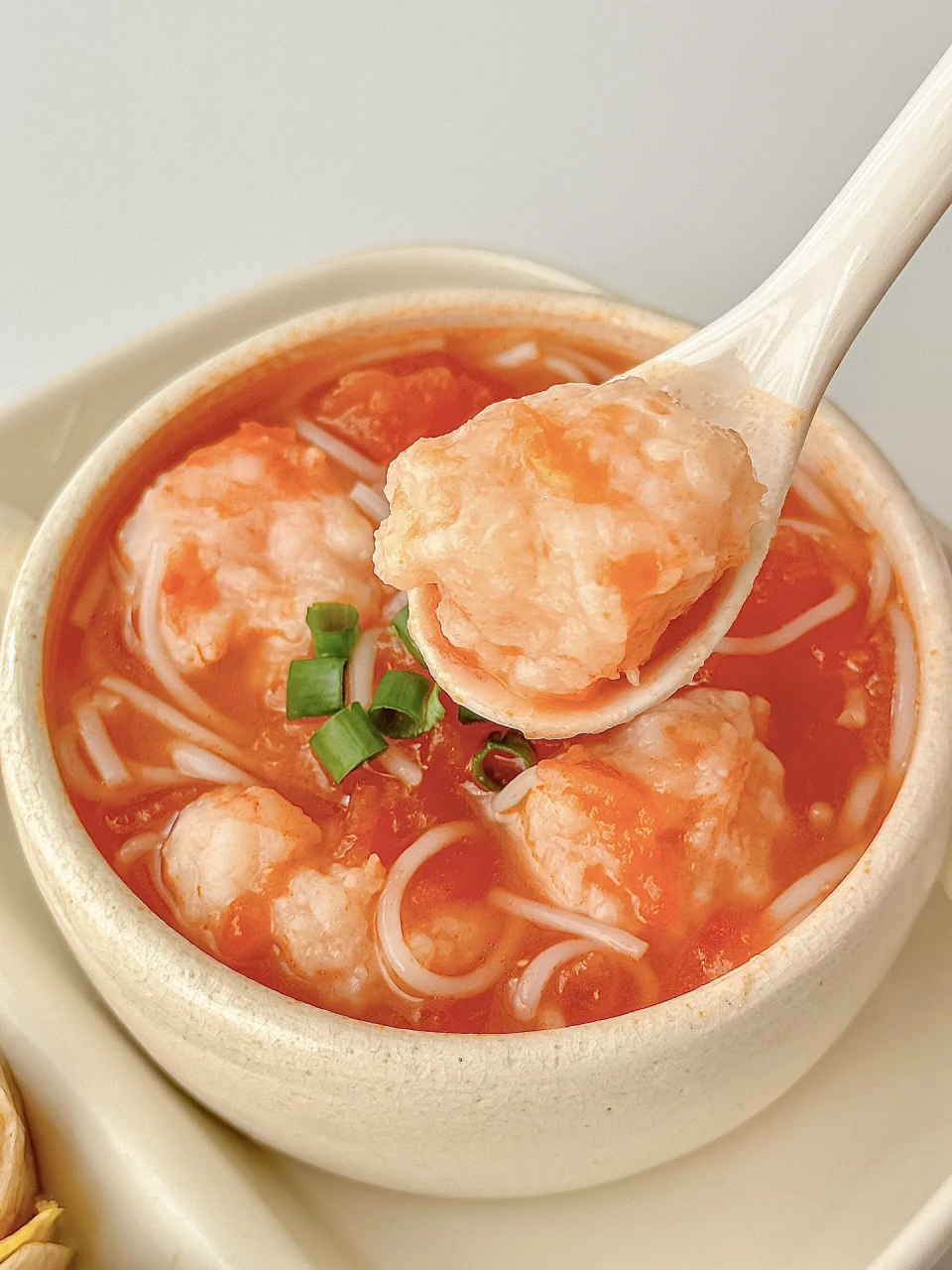 精致营养早餐包菜卷饼番茄虾滑粉丝汤  食材: 全麦卷饼,午餐肉,蟹棒