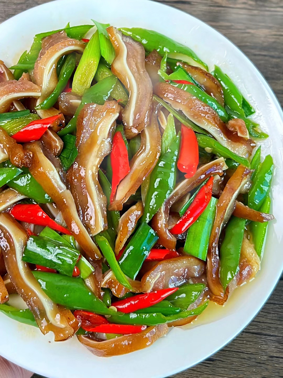 食材: 猪耳朵|青椒|小米辣|蒜苗|大蒜  做法: 76猪耳朵冷水下锅