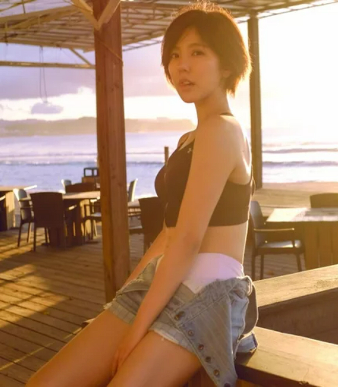 娱乐# #时尚# #明星娱乐热点# 赵奕欢的海边泳装写真,曾经凭借青春期