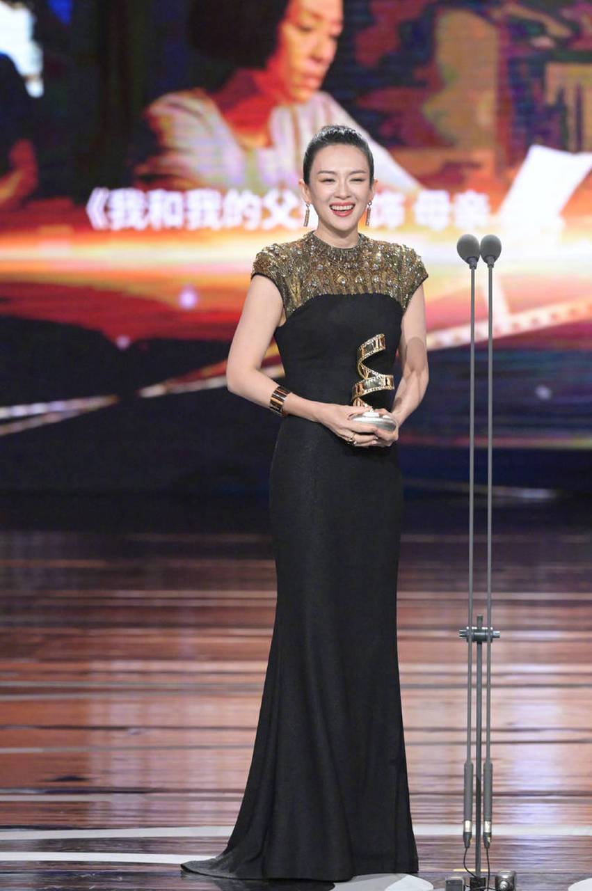 章子怡长裙写真大片,侧颜精致肌肤白嫩!