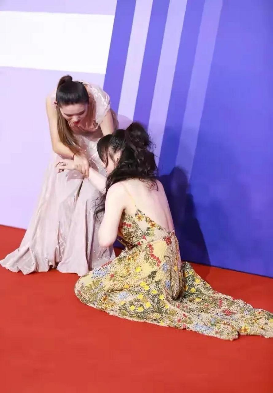 红毯是女星们最容易上热搜的地方,很多女明星为了走红毯都会用心仔细