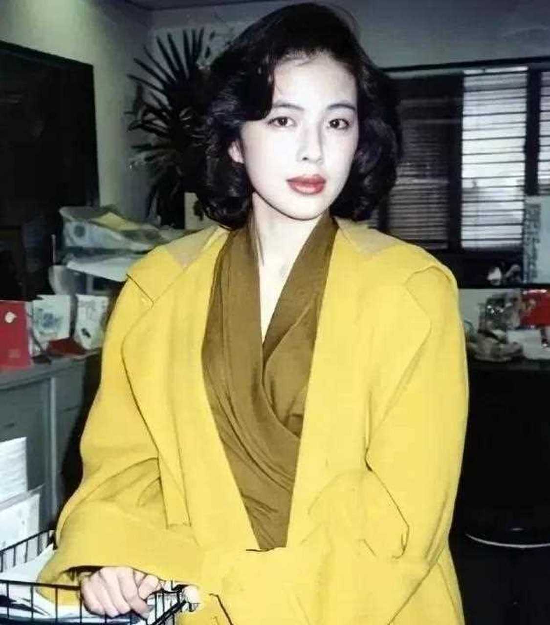 "天王嫂"罗美薇年轻时美得大气!穿衣时髦靓丽,放现在也不过时[啊]