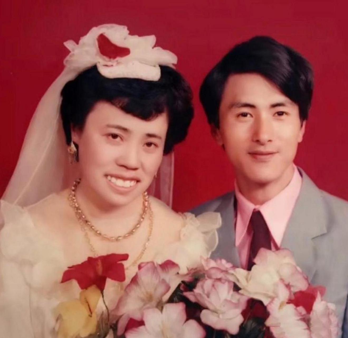 上世紀90年代的兩對夫妻的結婚照,這兩對夫妻如果新郎新娘互換一下就