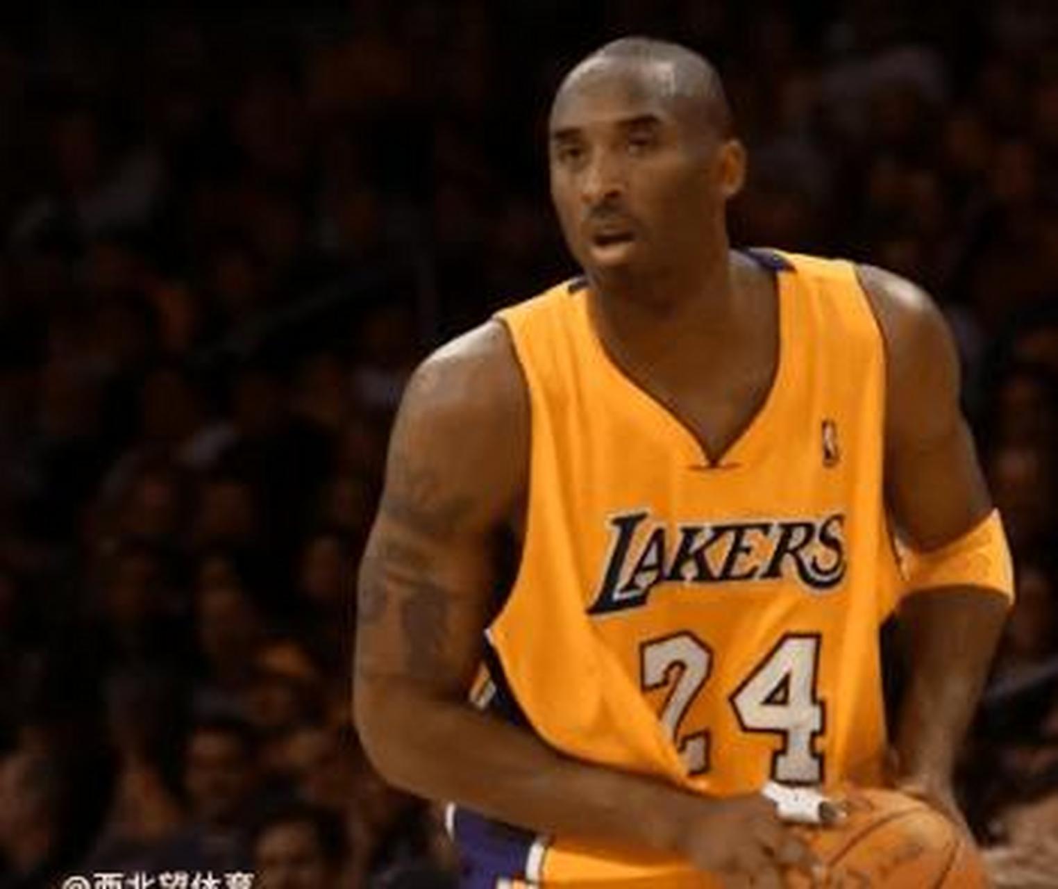 科比的投篮手型,是典型的二段式投篮,出手点极高,投篮出手后手臂伸直