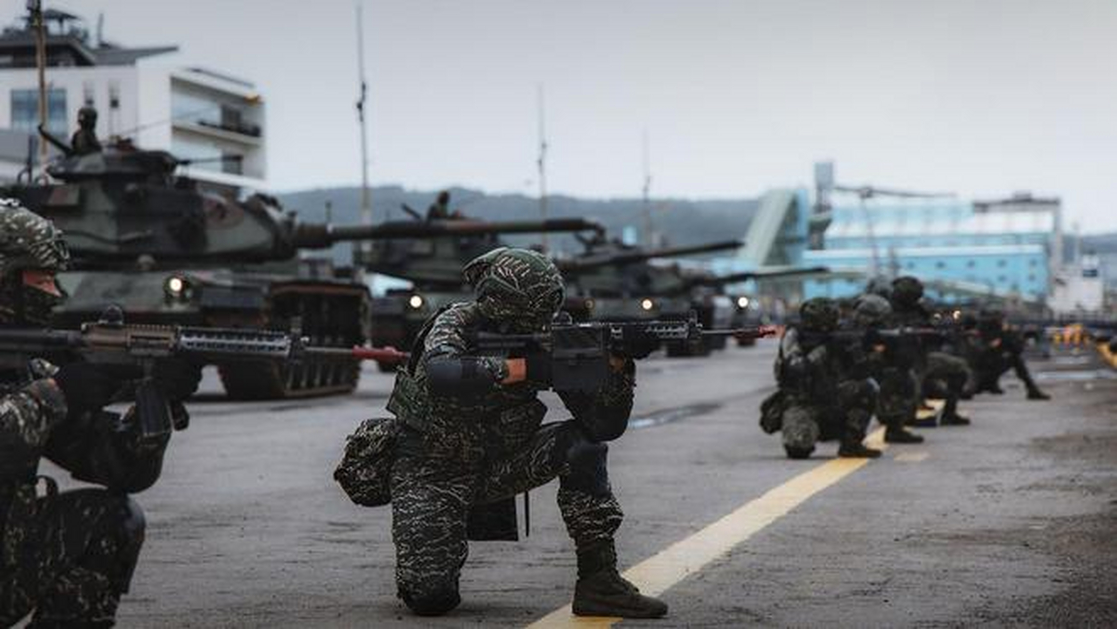 事实上,台湾地区的军事实力拿到全球范围内,算得上具备中等二流军事