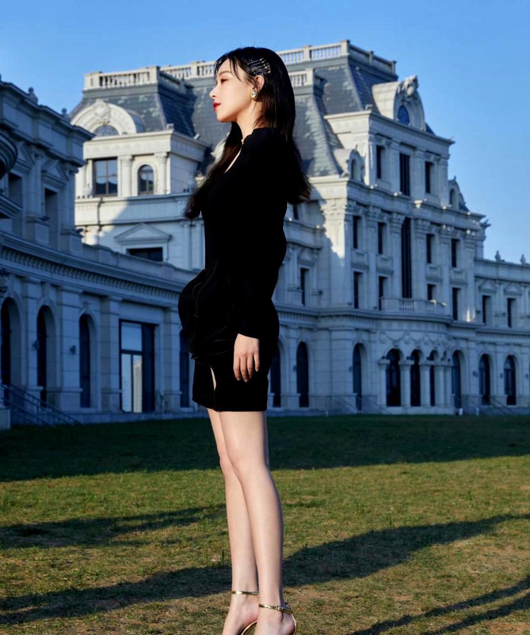 阚清子身材高挑,穿着高跟凉鞋展现出修长美腿.