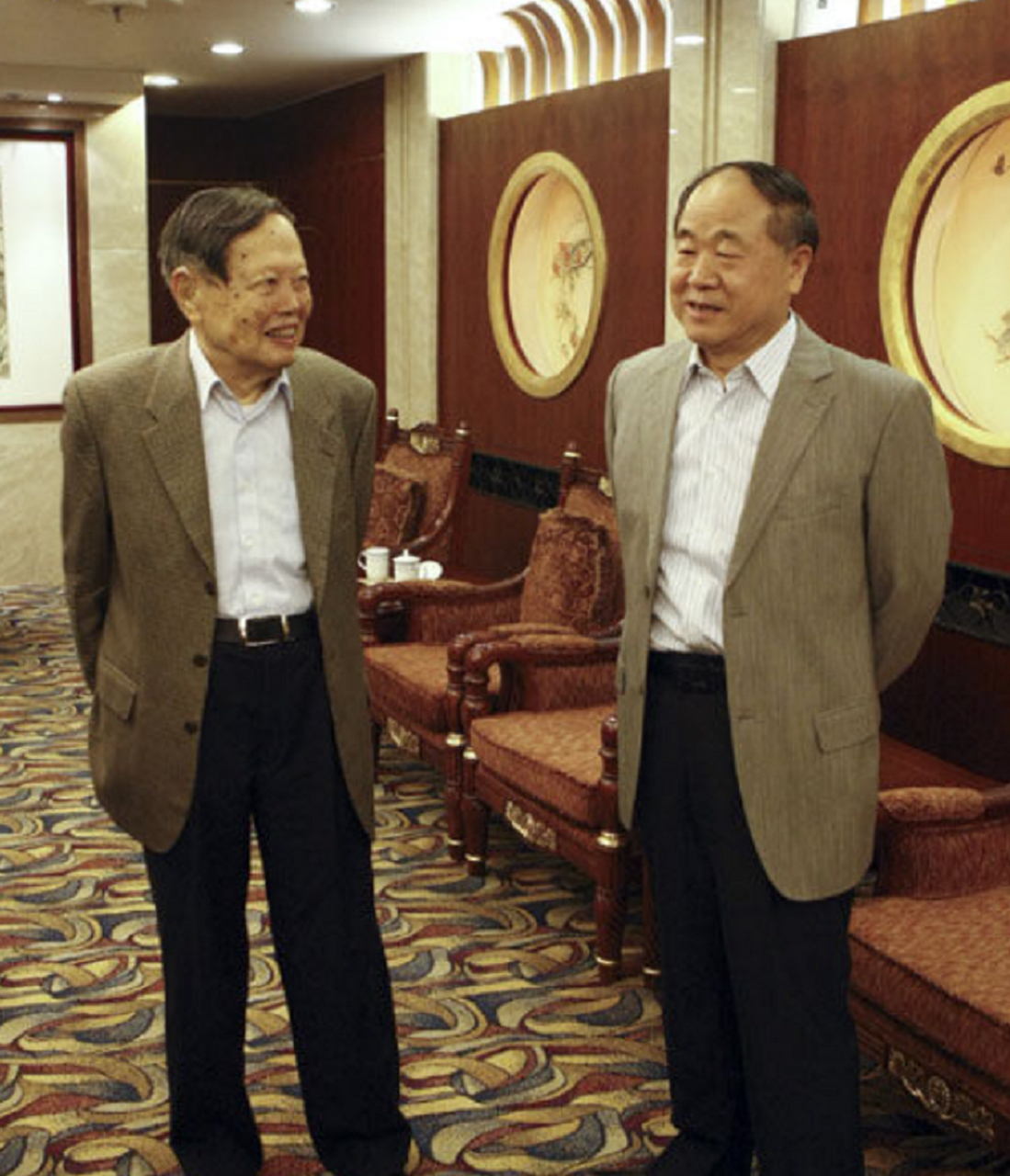 谈话时,杨振宁问:如果爱迪生回到我们的这个时代,莫言,你觉得会令他