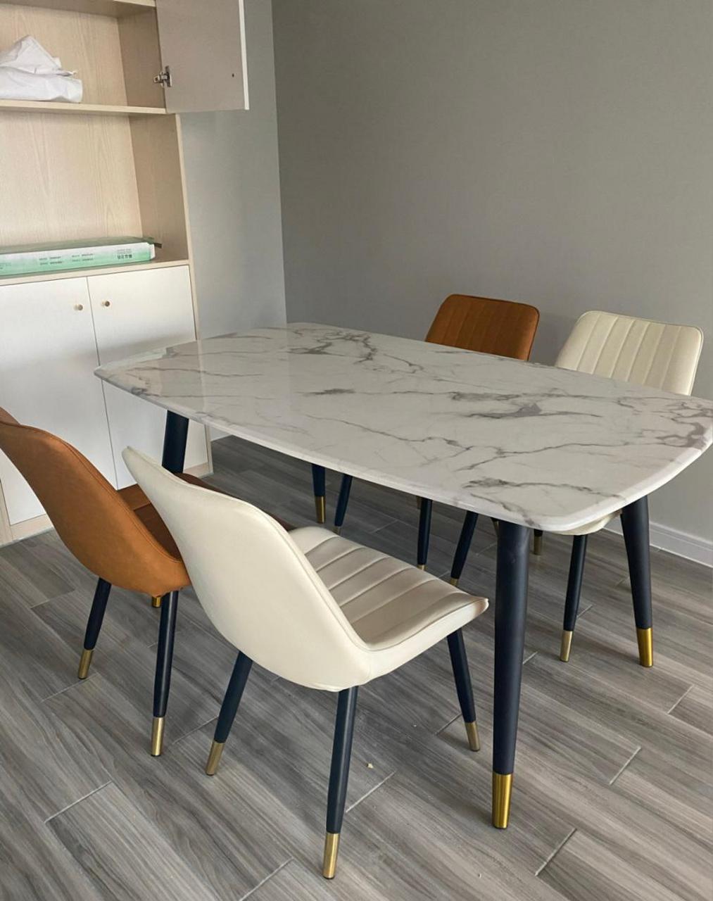 家里新房布置了方形餐桌,虽然是网购的,但是也很喜欢,款式也很满意,太