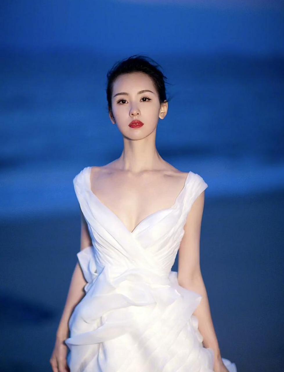 这就是女明星的标准身材吧,气质一流,五官标志,天鹅颈,锁骨好看.